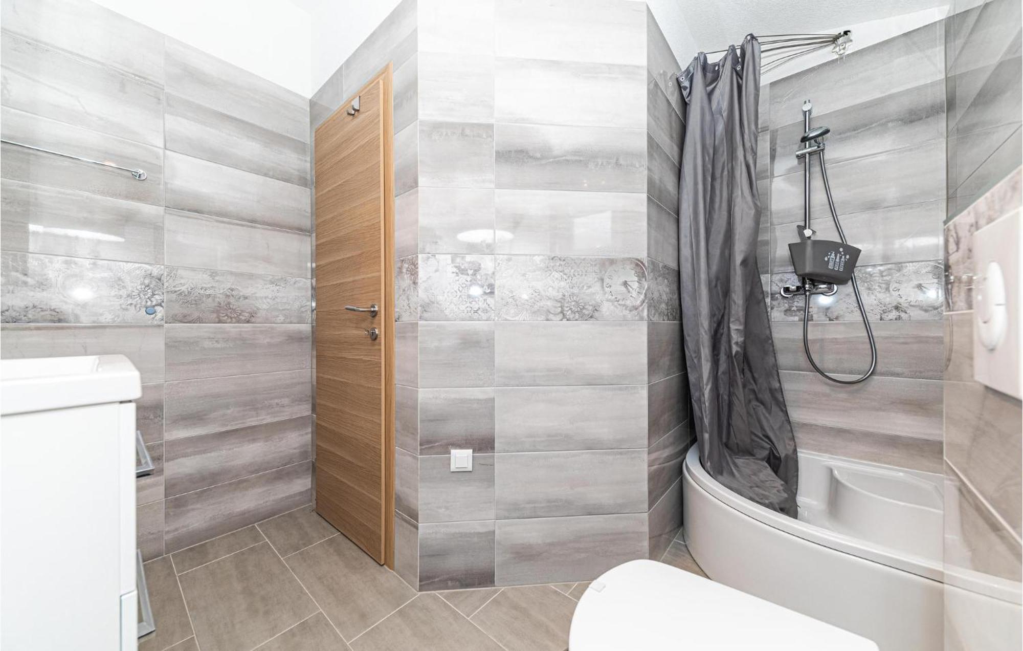 Stunning Apartment In Kastel Luksic With Wifi Kaštela Exterior foto